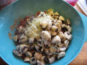 21 Champignon, løg, chorizo, majsbrød, persille i skål